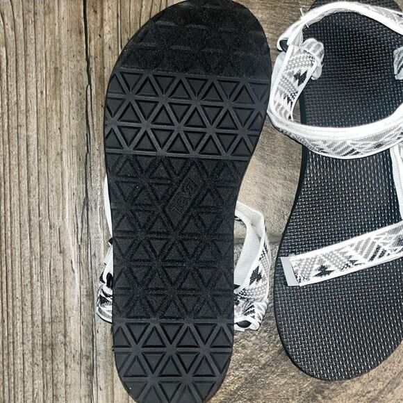 NWT Teva w/ Aztec design - Picture 4 of 4